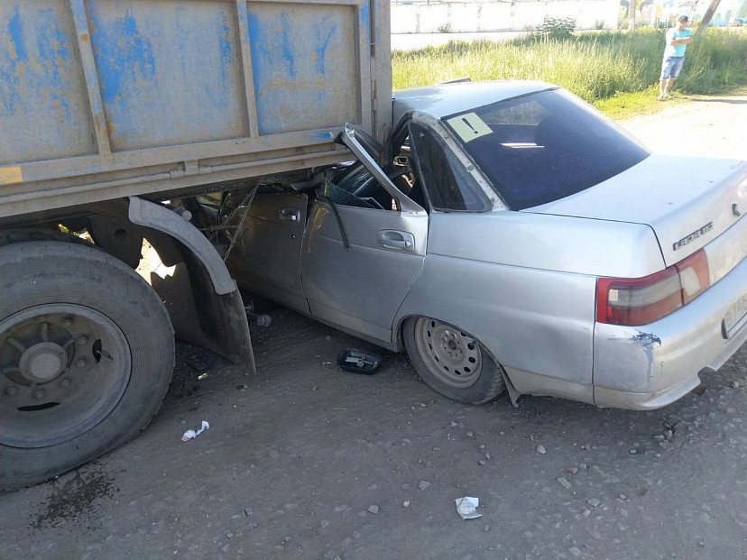 Автомобиль с ребенком в салоне врезался в стоящий КамАЗ