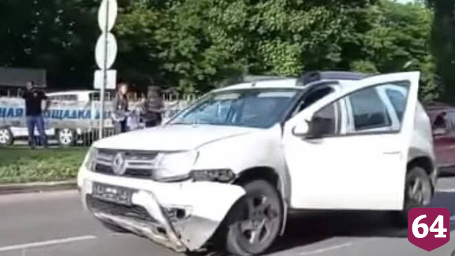 В Саратове байкер с пассажиром угодили под иномарку