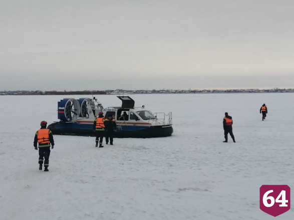 Саратовские спасатели сняли со льда мужчину с белой горячкой