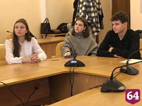 Саратовские студенты оценили совет отказаться от фастфуда и есть сало