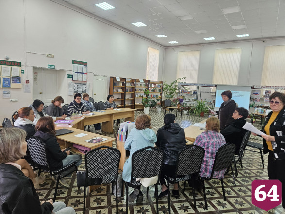 Издание саратовского краеведа передали в библиотеку