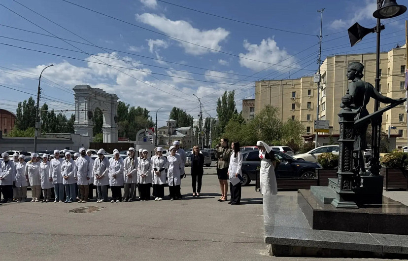 В Саратове у памятника военной медсестре читали стихи и пели песни