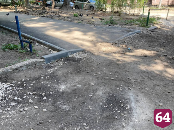 Саратовцы пожаловались на изуродованный в центре города двор