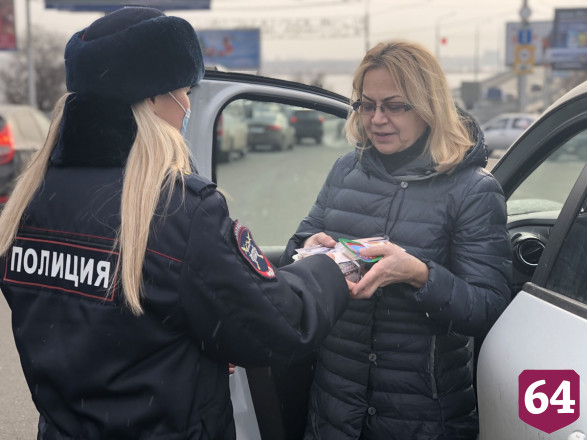 В Саратове полицейские угощали автоледи пирожными