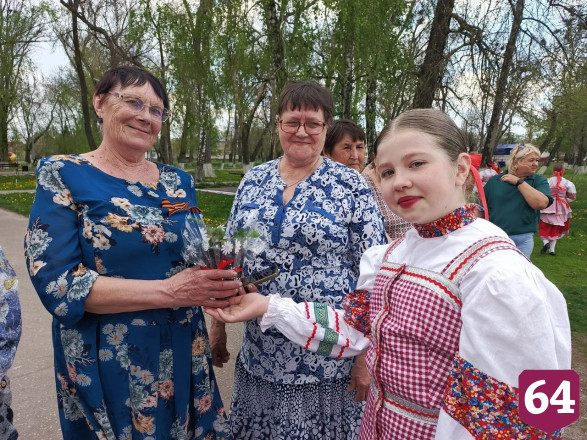 В саратовском парке раздали более тысячи кустиков рассады