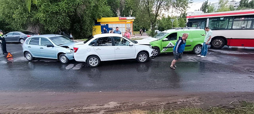 В Саратове два человека пострадали в массовой аварии 
