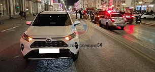 В Саратове 15-летнюю девочку после падения с мотоцикла сбил автомобиль