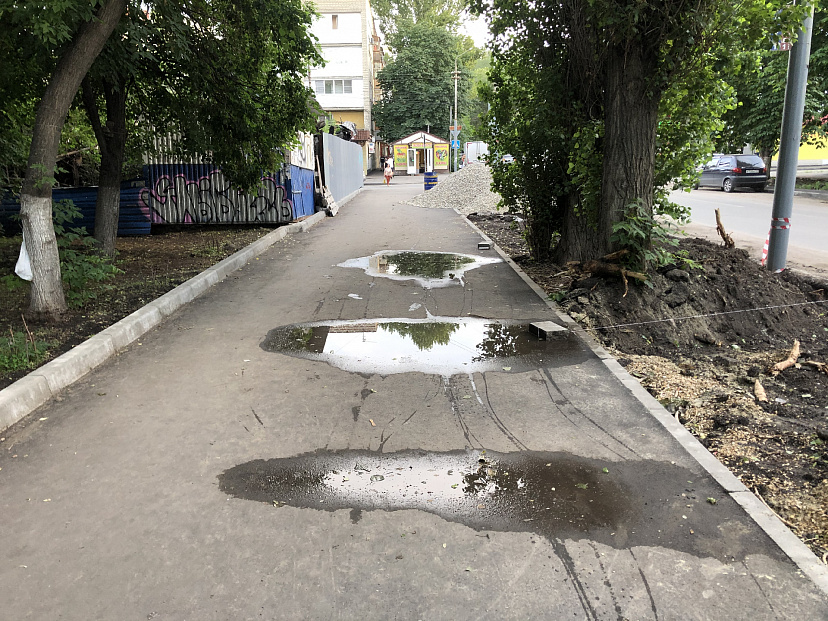 На новом асфальте в центре Саратова не сохнут лужи
