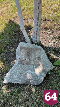В Саратове вандалы сорвали памятную табличку в парке 