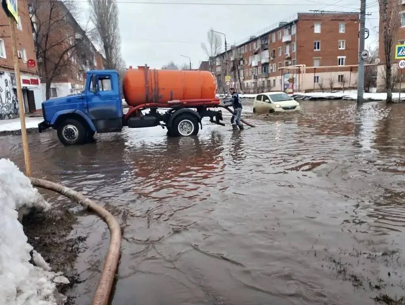С улиц Энгельса откачивают талые воды 