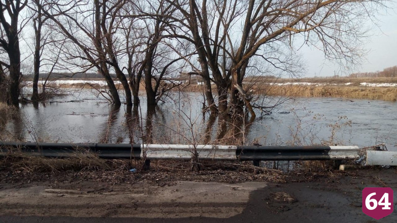 Паводковые воды затопили два моста в Саратовской области