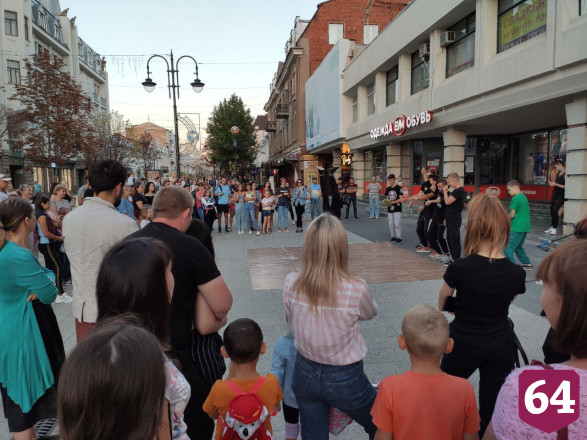 Саратовцы во время пандемии устроили танцы в центре города 