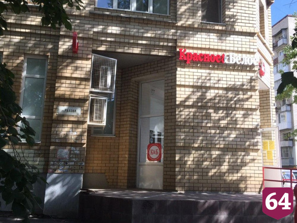 Саратовский алкомаркет обслуживает клиентов без масок 