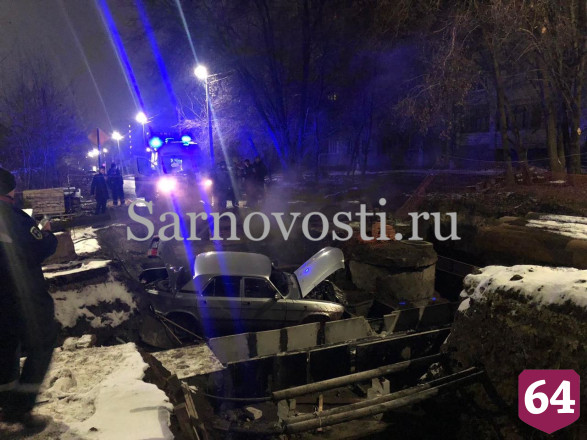 В Саратове автомобиль с пьяным водителем провалился в траншею