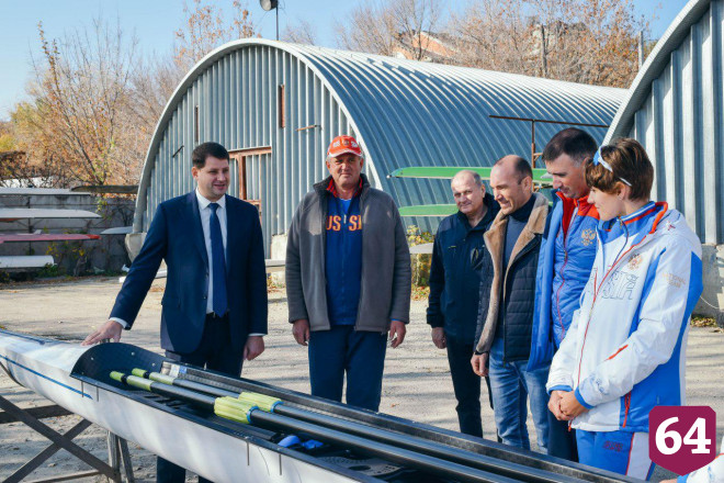Абросимов вручил саратовским гребцам современную лодку