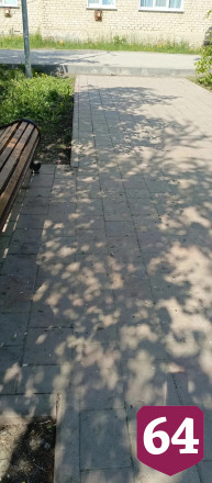 Саратовцы намусорили и изрисовали скамейки в парке 