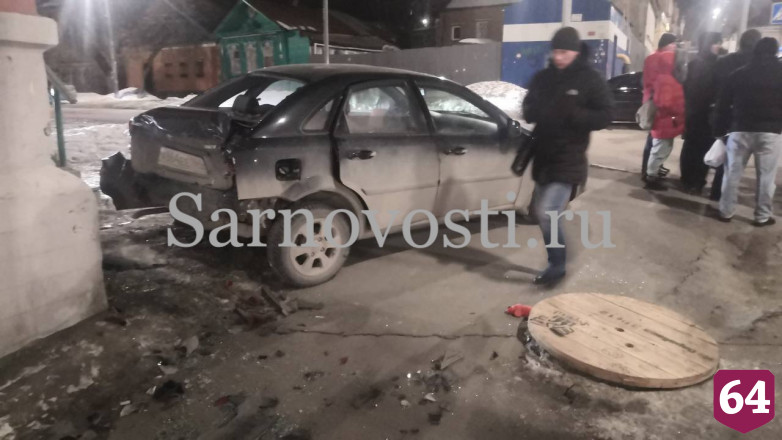 В Саратове неуправляемая иномарка сбила женщину и протаранила дом