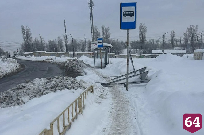 В Саратове завели уголовное дело после падения остановки на женщину 