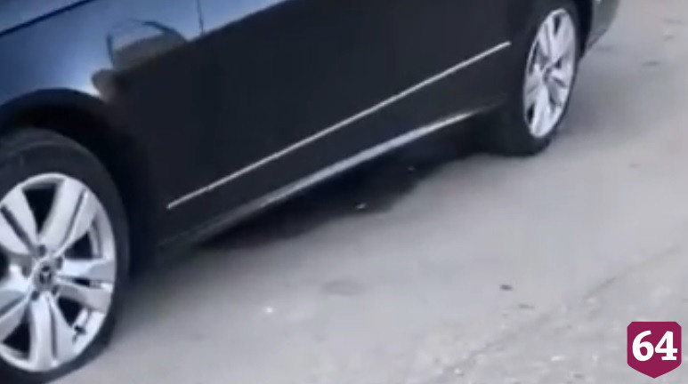 В Саратове вандалы забросали автомобили яйцами и порезали шины