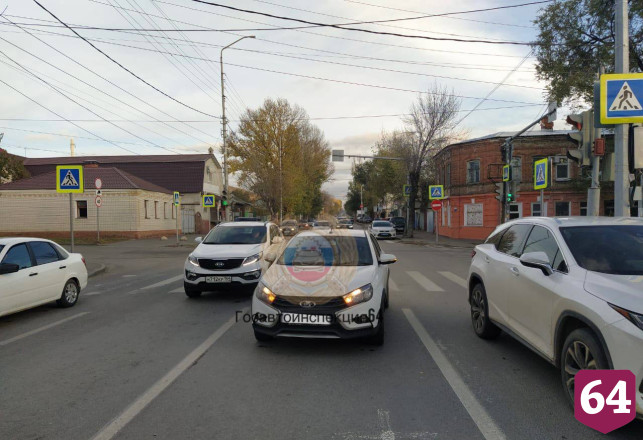 В Саратове «Веста» сбила мужчину на переходе