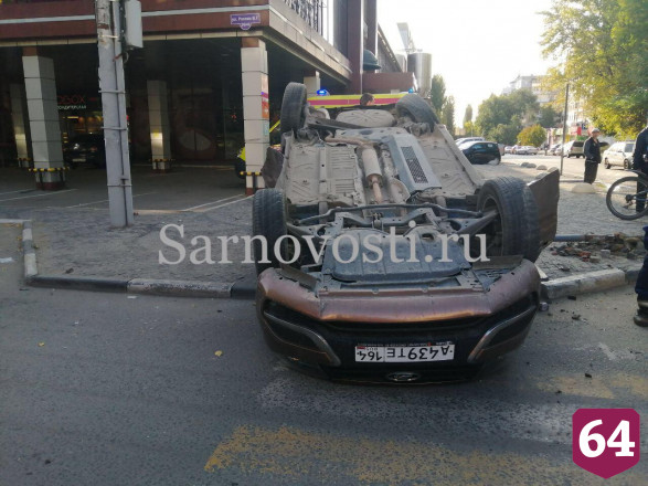 В Саратове кроссовер опрокинулся на крышу после массового ДТП