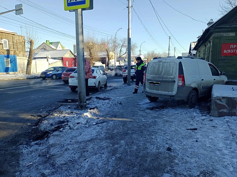 Три человека пострадали в столкновении «Ларгуса» с иномаркой