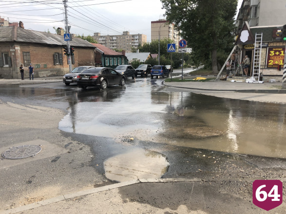 В Саратове водители молятся, чтобы не угодить в дорожную яму