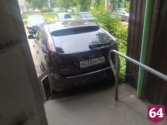Автохама оштрафовали за парковку у дверей подъезда