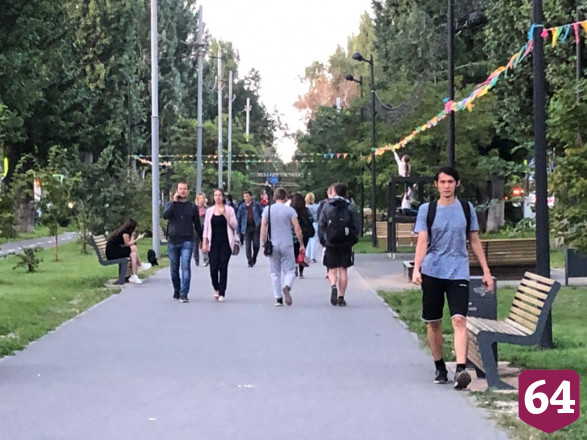 Жители Саратова вышли на вечернюю прогулку без масок