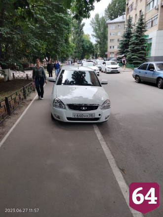 Автохам бросил «Приору» на тротуаре