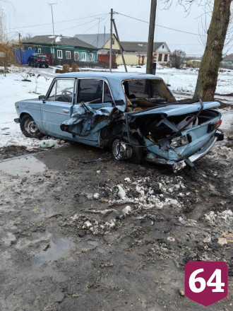 В аварии под Саратовом «Жигули» вынесло на тротуар