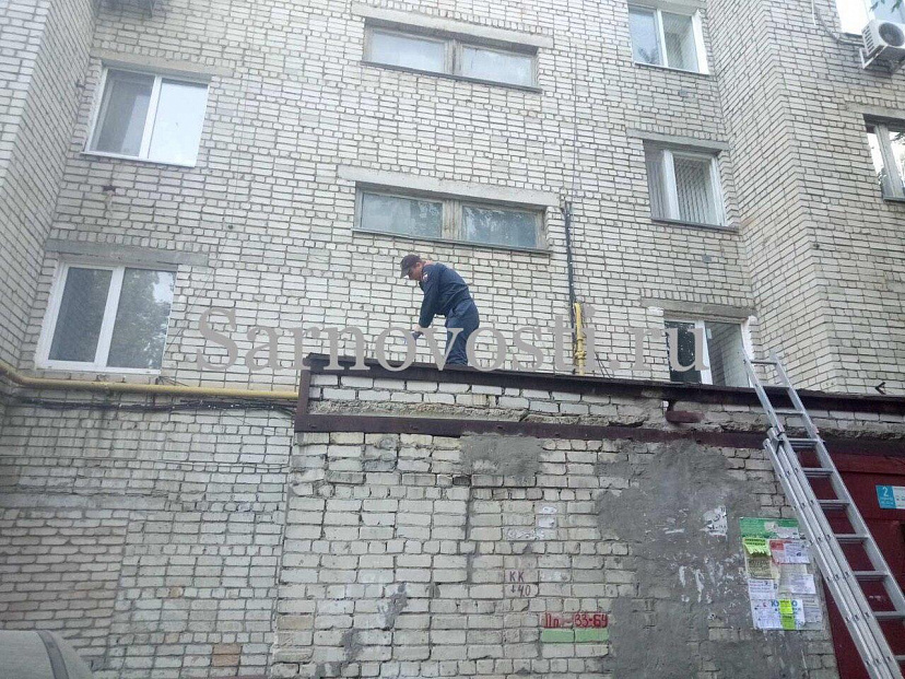 Под Саратовом молодой человек выпал из окна 8-го этажа 