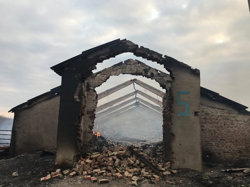 Горящие склады под Саратовом тушили 100 человек