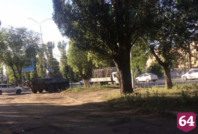 Жителей Саратова напугал танк на тротуаре