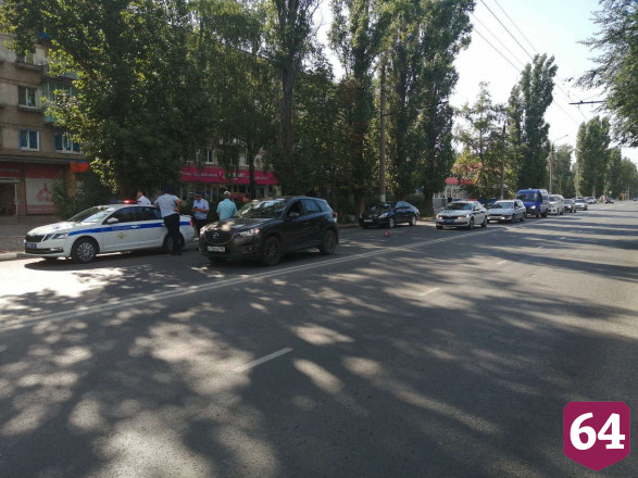 Под Саратовом 3-летняя девочка выбежала на дорогу и попала под машину