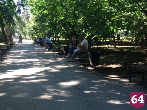 Саратовцы после открытия парков массово вышли на прогулки 