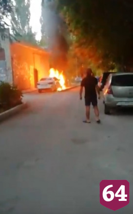 Полыхавшая на улице Саратова машина собрала толпу зевак