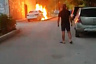 Полыхавшая на улице Саратова машина собрала толпу зевак