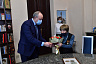Губернатор вручил дочери партизана награду отца
