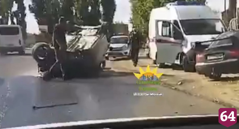 В Солнечном на крышу опрокинулась иномарка