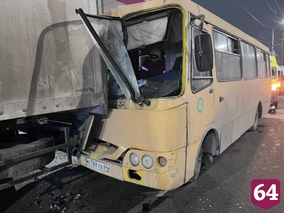Пять пассажиров маршрутки пострадали в ДТП с фурой в Саратове