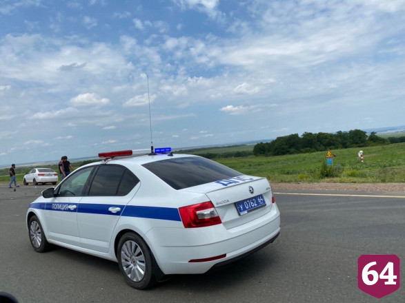 В ДТП под Саратовом иномарка улетела в кювет
