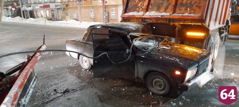 В Саратове при столкновении с самосвалом покалечились два человека