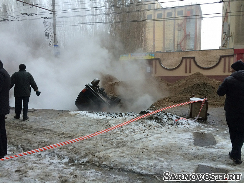 В Саратове «Нива» упала в разрытую яму и перевернулась. Фото
