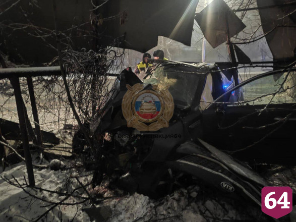В Саратове двое молодых людей покалечились в ДТП с деревом