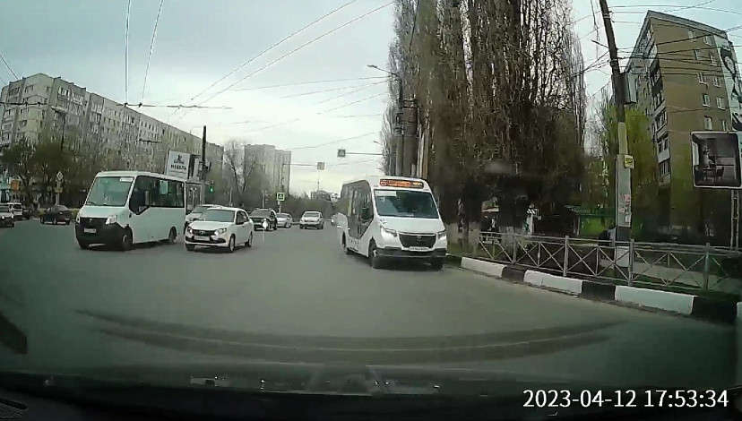 В Энгельсе водитель маршрутки вез пассажиров по встречке