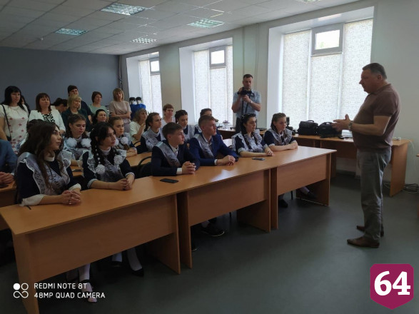 Спикер областной думы поздравил выпускников с окончанием школы