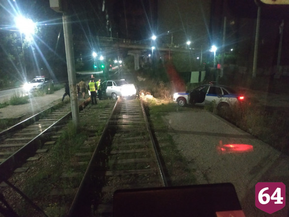 В Саратове пьяный водитель застрял на рельсах во время погони