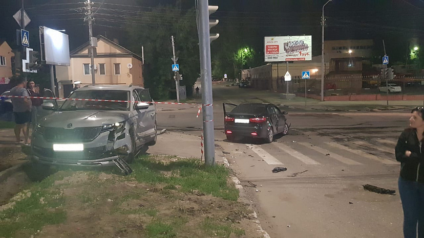 В центре Саратова кроссовер после ДТП выбросило на тротуар