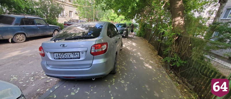 В Саратове автохамы заняли тротуар на пути к школе
